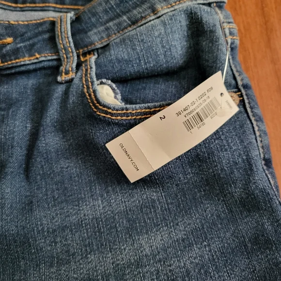 Old Navy Super Skinny Mid-Rise Ankle Jeans - Picture 2 of 4